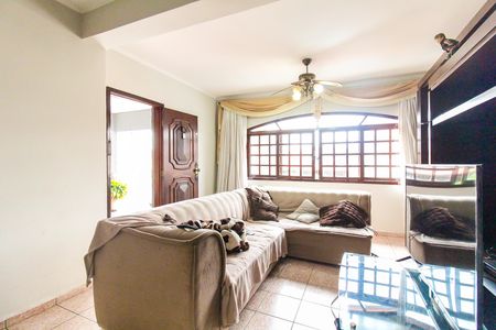Casa à venda com 360m², 3 quartos e 4 vagas Casa à venda com 360m², 3 quartos e 4 vagasSala
