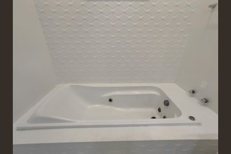 Casa de condomínio à venda com 230m², 5 quartos e 1 vaga Casa de condomínio à venda com 230m², 5 quartos e 1 vagaBanheiro da Suíte 1