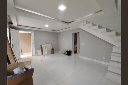 Sala de casa de condomínio à venda com 5 quartos, 230m² em Recreio dos Bandeirantes, Rio de Janeiro