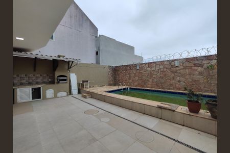 Casa de condomínio à venda com 230m², 5 quartos e 1 vaga Casa de condomínio à venda com 230m², 5 quartos e 1 vagaÁrea Externa