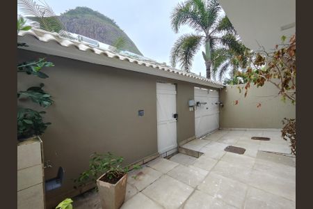 Casa de condomínio à venda com 230m², 5 quartos e 1 vaga Casa de condomínio à venda com 230m², 5 quartos e 1 vagaÁrea Externa