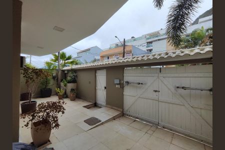 Casa de condomínio à venda com 230m², 5 quartos e 1 vaga Casa de condomínio à venda com 230m², 5 quartos e 1 vagaÁrea Externa