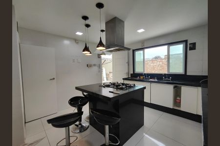 Casa de condomínio à venda com 230m², 5 quartos e 1 vaga Casa de condomínio à venda com 230m², 5 quartos e 1 vagaCozinha