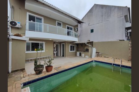 Casa de condomínio à venda com 230m², 5 quartos e 1 vaga Casa de condomínio à venda com 230m², 5 quartos e 1 vagaÁrea Externa