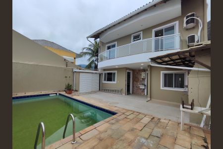 Casa de condomínio à venda com 230m², 5 quartos e 1 vaga Casa de condomínio à venda com 230m², 5 quartos e 1 vagaÁrea Externa