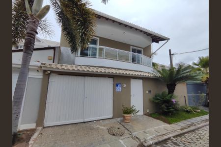 Casa de condomínio à venda com 230m², 5 quartos e 1 vaga Casa de condomínio à venda com 230m², 5 quartos e 1 vagaFachada