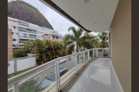 Casa de condomínio à venda com 230m², 5 quartos e 1 vaga Casa de condomínio à venda com 230m², 5 quartos e 1 vagaVaranda dos Quartos 2 e 3