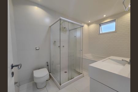 Casa de condomínio à venda com 230m², 5 quartos e 1 vaga Casa de condomínio à venda com 230m², 5 quartos e 1 vagaBanheiro da Suíte 1