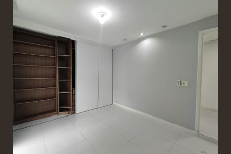 Casa de condomínio à venda com 230m², 5 quartos e 1 vaga Casa de condomínio à venda com 230m², 5 quartos e 1 vagaQuarto 3