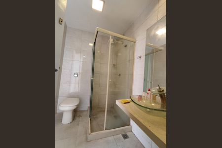 Casa de condomínio à venda com 230m², 5 quartos e 1 vaga Casa de condomínio à venda com 230m², 5 quartos e 1 vagaBanheiro da Suíte 2