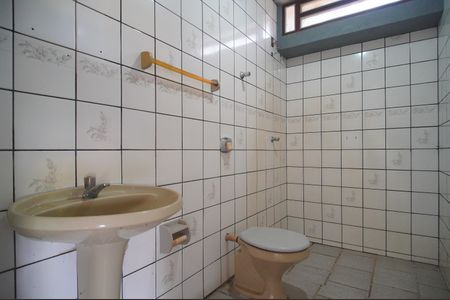 Casa à venda com 220m², 4 quartos e 3 vagasBanheiro 2