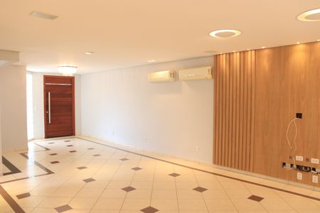 Casa de condomínio para alugar com 247m², 4 quartos e 2 vagasSala