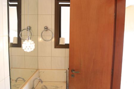 Casa de condomínio para alugar com 247m², 4 quartos e 2 vagasBanheiro de serviço