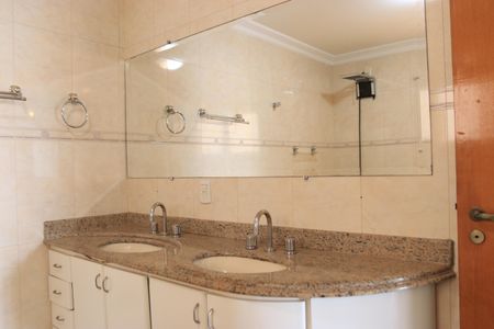 Casa de condomínio para alugar com 247m², 4 quartos e 2 vagasBanheiro da Suíte 4