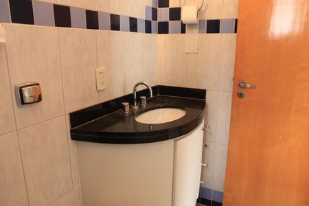 Casa de condomínio para alugar com 247m², 4 quartos e 2 vagasBanheiro da Suíte 2