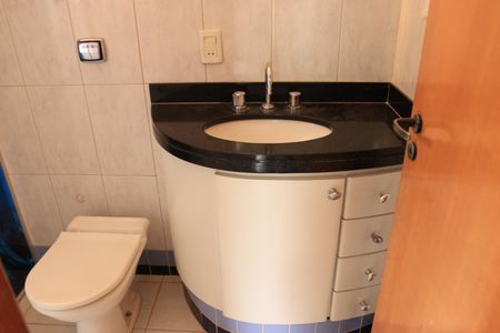 Casa de condomínio para alugar com 247m², 4 quartos e 2 vagasBanheiro da Suíte 2