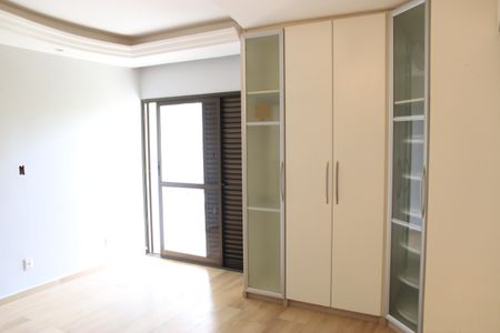 Casa de condomínio para alugar com 247m², 4 quartos e 2 vagasSuíte 04