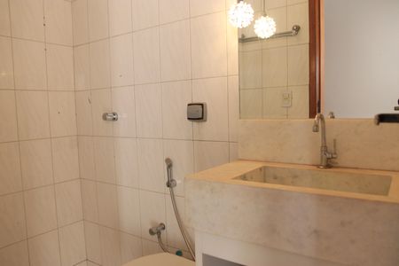 Casa de condomínio para alugar com 247m², 4 quartos e 2 vagasBanheiro de serviço