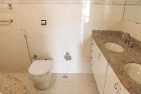 Casa de condomínio para alugar com 247m², 4 quartos e 2 vagasBanheiro da Suíte 4