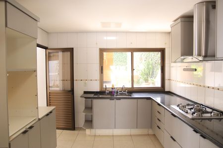 Casa de condomínio para alugar com 247m², 4 quartos e 2 vagasCozinha