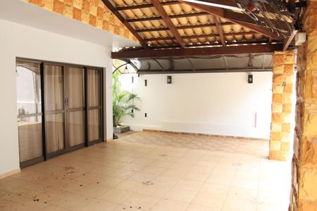 Casa de condomínio para alugar com 247m², 4 quartos e 2 vagasQuintal