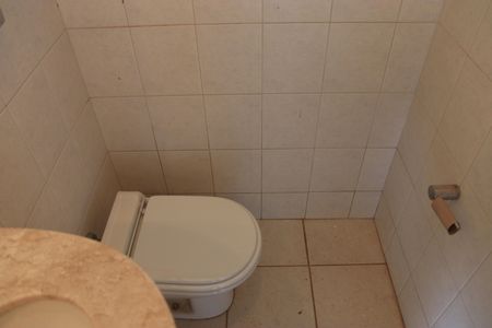 Casa de condomínio para alugar com 247m², 4 quartos e 2 vagasBanheiro Social