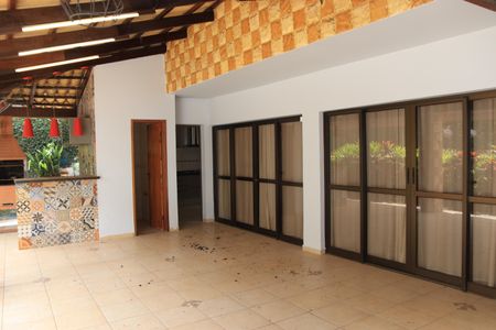 Casa de condomínio para alugar com 247m², 4 quartos e 2 vagasQuintal