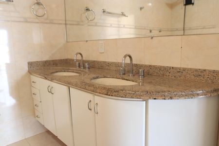 Casa de condomínio para alugar com 247m², 4 quartos e 2 vagasBanheiro da Suíte 4