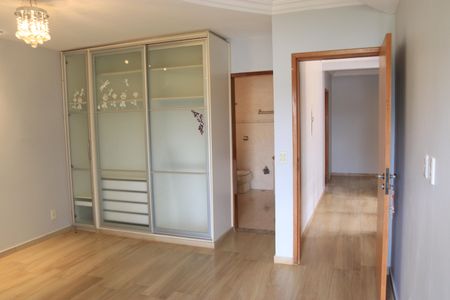 Casa de condomínio para alugar com 247m², 4 quartos e 2 vagasSuíte 04