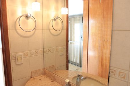 Casa de condomínio para alugar com 247m², 4 quartos e 2 vagasBanheiro Social