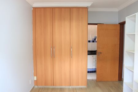 Casa de condomínio para alugar com 247m², 4 quartos e 2 vagasSuíte 02