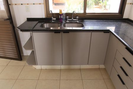 Casa de condomínio para alugar com 247m², 4 quartos e 2 vagasCozinha