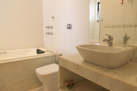 Casa de condomínio para alugar com 247m², 4 quartos e 2 vagasBanheiro da Suíte 1