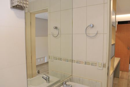 Casa de condomínio para alugar com 247m², 4 quartos e 2 vagasBanheiro da Suíte 1