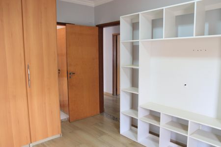 Casa de condomínio para alugar com 247m², 4 quartos e 2 vagasSuíte 02