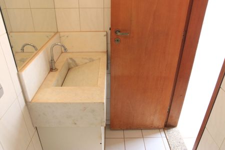 Casa de condomínio para alugar com 247m², 4 quartos e 2 vagasBanheiro de serviço