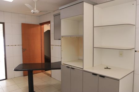 Casa de condomínio para alugar com 247m², 4 quartos e 2 vagasCozinha