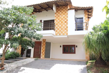 Casa de condomínio para alugar com 247m², 4 quartos e 2 vagasFachada