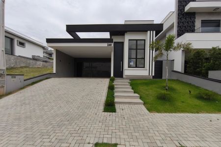 Casa de condomínio à venda com 210m², 3 quartos e 4 vagas Casa de condomínio à venda com 210m², 3 quartos e 4 vagasFachada