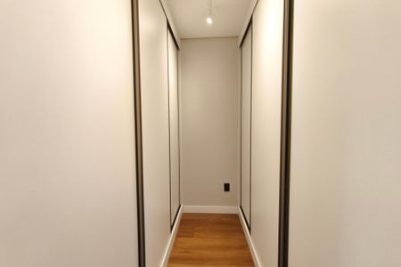 Casa de condomínio à venda com 210m², 3 quartos e 4 vagas Casa de condomínio à venda com 210m², 3 quartos e 4 vagasCloset Suíte 3