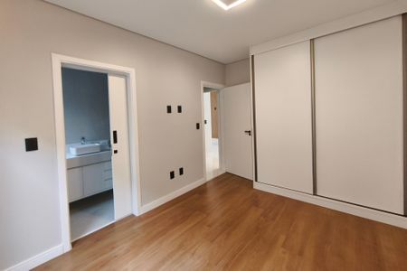 Casa de condomínio à venda com 210m², 3 quartos e 4 vagas Casa de condomínio à venda com 210m², 3 quartos e 4 vagasSuíte