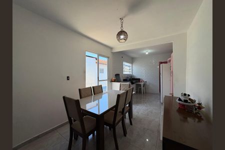 Casa à venda com 95m², 3 quartos e 2 vagas Casa à venda com 95m², 3 quartos e 2 vagasSala