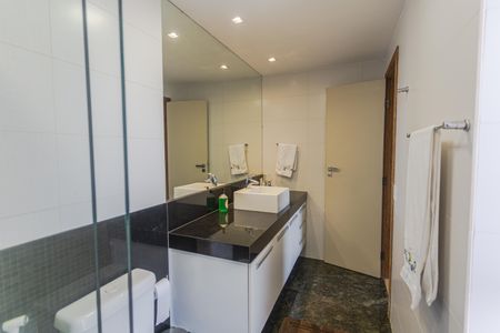 Apartamento à venda com 301m², 4 quartos e 3 vagasBanheiro da Suíte 2