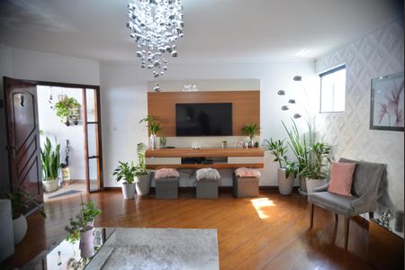 Casa à venda com 320m², 5 quartos e 4 vagasSala