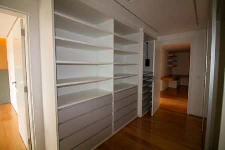 Apartamento à venda com 250m², 4 quartos e 4 vagasCloset da Suíte 4