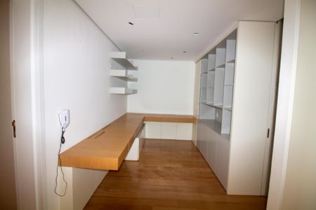 Apartamento à venda com 250m², 4 quartos e 4 vagasEscritório