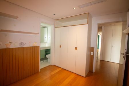 Apartamento à venda com 250m², 4 quartos e 4 vagasSuíte 2