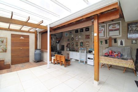 Casa à venda com 252m², 3 quartos e 4 vagasQuintal