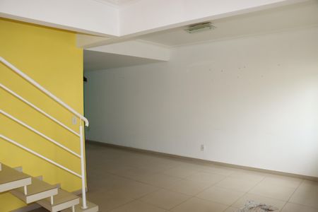 Casa de condomínio para alugar com 110m², 4 quartos e 2 vagasSala