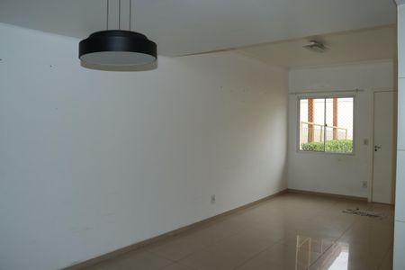 Casa de condomínio para alugar com 110m², 4 quartos e 2 vagasSala